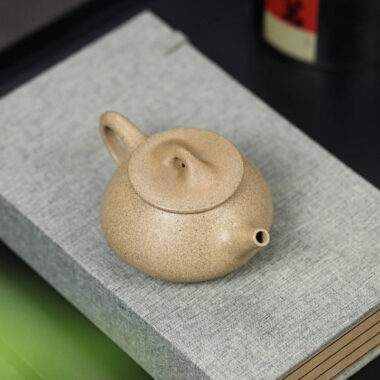 Full Handmade Yixing Zisha Teapot [Jingzhou Shi Piao Pot] (Zhima Duan Ni – 200ml)