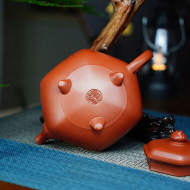 Full Handmade Yixing Zisha Teapot [San Fen Tian Xia Pot] (Zhu Ni – 280ml)