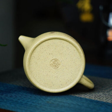 Full Handmade Yixing Zisha Teapot [Qin Quan Pot] (Bensan Lu Ni – 260ml)