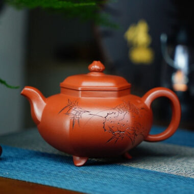 Full Handmade Yixing Zisha Teapot [San Fen Tian Xia Pot] (Zhu Ni – 280ml)