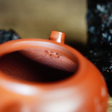 Full Handmade Yixing Zisha Teapot [Hua Ying Pot] (Zhu Ni – 150ml)