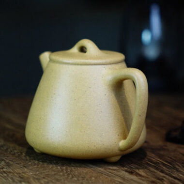 Full Handmade Yixing Zisha Teapot [Gao Shi Piao Pot] (Bensan Lu Ni – 210ml)