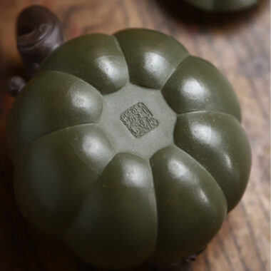 Full Handmade Yixing Zisha Teapot [Bi-color Pumpkin Pot] (Lu Ni/Zi Ni – 260ml)