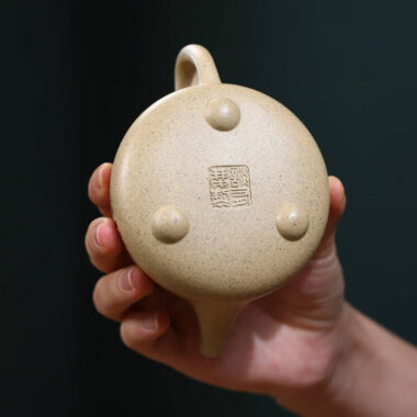 Full Handmade Yixing Zisha Teapot [Gao Shi Piao Pot] (Bensan Lu Ni – 200ml)