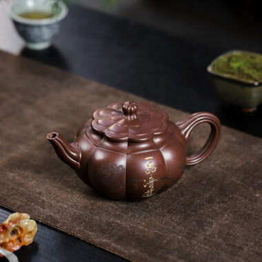 Full Handmade Yixing Zisha Teapot [Yipin Qing Lian] (Lao Ge Zi Ni – 350ml)