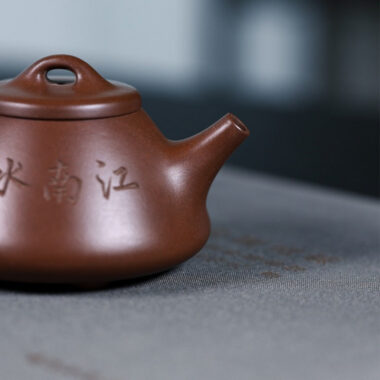 Full Handmade Yixing Zisha Teapot [Jiangnan Ziye Shi Piao] (Lao Zi Ni – 120ml)