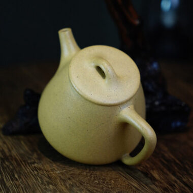 Full Handmade Yixing Zisha Teapot [Gao Shi Piao Pot] (Bensan Lu Ni – 210ml)