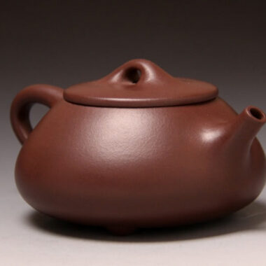 Full Handmade Yixing Zisha Teapot [Jingzhou Shi Piao Pot] (Zi Ni – 370ml)
