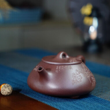 Full Handmade Yixing Zisha Teapot [Jingzhou Shi Piao Pot – Song Feng Qin Yun] (Zi Ni – 300ml)