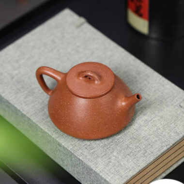 Full Handmade Yixing Zisha Teapot [Ziye Shi Piao Pot] (Jiang Po Ni – 220ml)