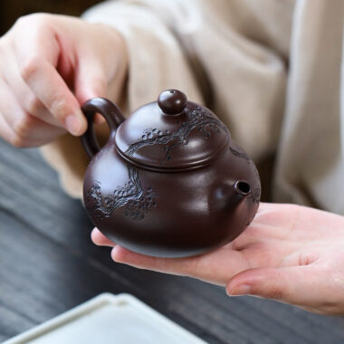 Yixing Zisha Teapot [Bao Chun Rong Tian] (100 Mu Zi Ni – 260ml)