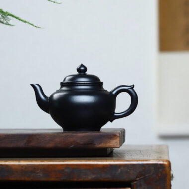 Full Handmade Yixing Zisha Teapot [Xiao Ying Pot] (Hei Ni – 280ml)