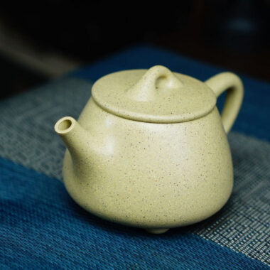 Full Handmade Yixing Zisha Teapot [Gao Shi Piao Pot] (Benson Lu Ni – 190ml)