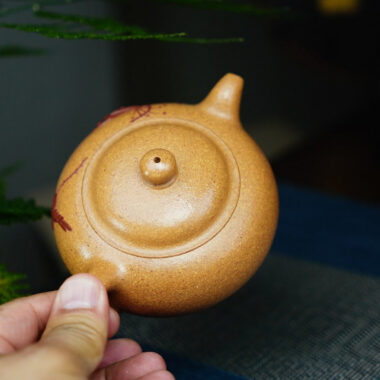 Full Handmade Yixing Zisha Teapot [Lotus Yuan Zhu Pot] (Wucai Lao Duan Ni – 220ml)