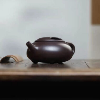 Full Handmade Yixing Zisha Teapot [Niu Gai Shi Piao Pot] (Lao Zi Ni – 250/420ml)