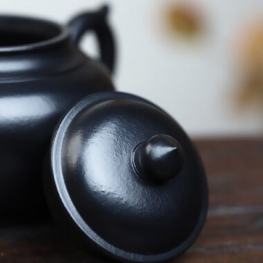 Full Handmade Yixing Zisha Teapot [Xiao Ying Pot] (Hei Ni – 280ml)