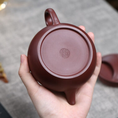Full Handmade Yixing Zisha Teapot [Niu Gai Lianzi Pot] (Zi Ni – 210ml)