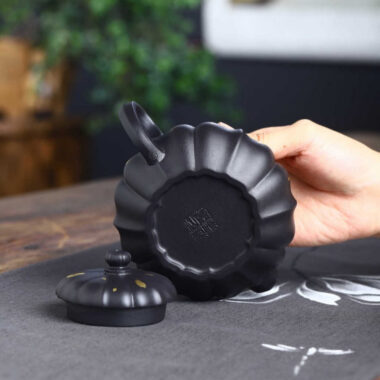 Full Handmade Yixing Zisha Teapot [Golden Yuru Pot] (ShI Huang – 280ml)