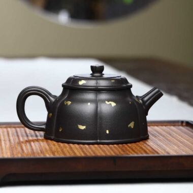 Full Handmade Yixing Zisha Teapot [Golden Half Moon Pot] (Shi Huang – 280ml)