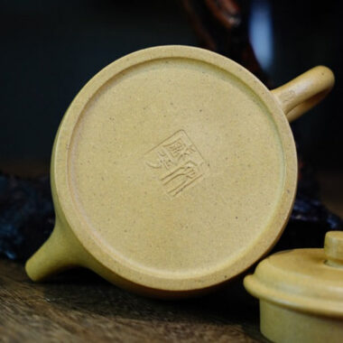 Full Handmade Yixing Zisha Teapot [Dezhong Pot] (Bensan Ni – 170ml)