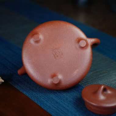 Full Handmade Yixing Zisha Teapot [Ziye Shi Piao Pot] (Jiang Po Ni – 310ml)