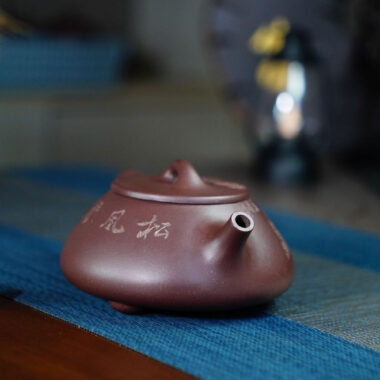 Full Handmade Yixing Zisha Teapot [Jingzhou Shi Piao Pot – Song Feng Qin Yun] (Zi Ni – 300ml)