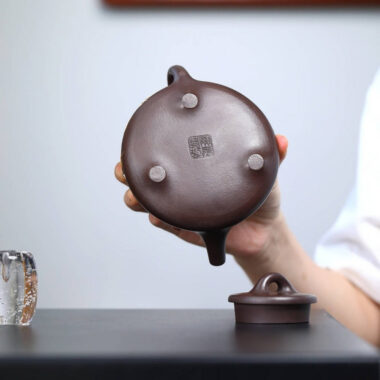 Full Handmade Yixing Zisha Teapot [Dragon Ziye Shi Piao Pot] (Lao Zi Ni – 360ml)