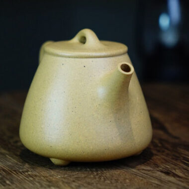 Full Handmade Yixing Zisha Teapot [Gao Shi Piao Pot] (Bensan Lu Ni – 210ml)