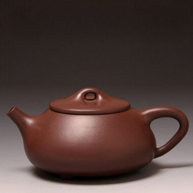 Full Handmade Yixing Zisha Teapot [Jingzhou Shi Piao Pot] (Zi Ni – 370ml)