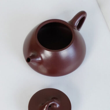 Full Handmade Yixing Zisha Teapot [Ping Gai Shi Piao Pot] (Zi Zhu Ni – 170ml)