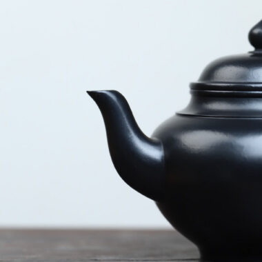 Full Handmade Yixing Zisha Teapot [Xiao Ying Pot] (Hei Ni – 280ml)