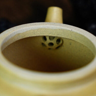 Full Handmade Yixing Zisha Teapot [Dezhong Pot] (Bensan Ni – 170ml)