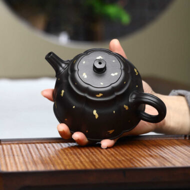 Full Handmade Yixing Zisha Teapot [Golden Half Moon Pot] (Shi Huang – 280ml)