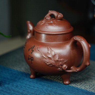 Full Handmade Yixing Zisha Teapot [Sanzu Dingli Pot] (Di Cao Qing – 290ml)