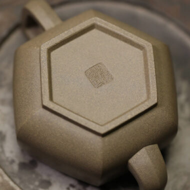 Full Handmade Yixing Zisha Teapot [Liufang Xue Hua Pot] (Qing Duan Ni – 170ml)