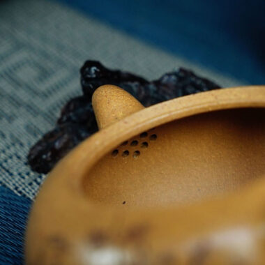 Full Handmade Yixing Zisha Teapot [Yuan Zhu Pot] (Wucai Lao Duan Ni – 220ml)