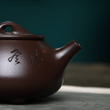Full Handmade Yixing Zisha Teapot [Jingzhou Shi Piao Pot] (Lao Zi Ni – 200ml)