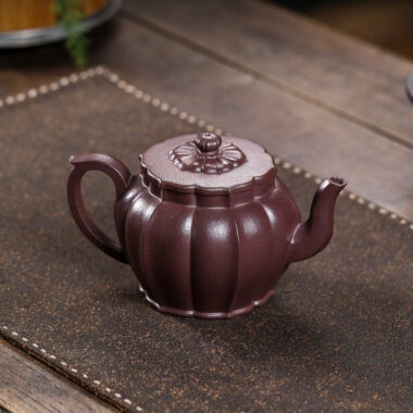 Full Handmade Yixing Zisha Teapot [Jinwen Gongdeng] (Zi Ni – 250ml)