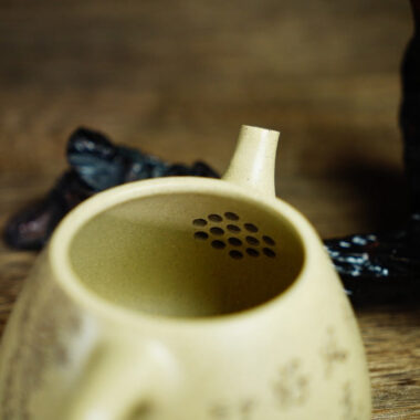 Full Handmade Yixing Zisha Teapot [Gao Shi Piao Pot] (Benson Lu Ni – 200ml)