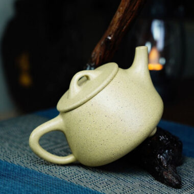 Full Handmade Yixing Zisha Teapot [Gao Shi Piao Pot] (Benson Lu Ni – 190ml)