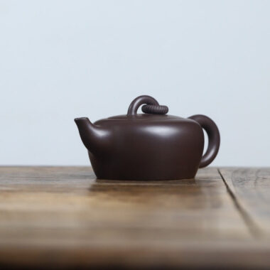 Full Handmade Yixing Zisha Teapot [Single Ring Flat Round Pot] (Lao Zi Ni – 200ml)