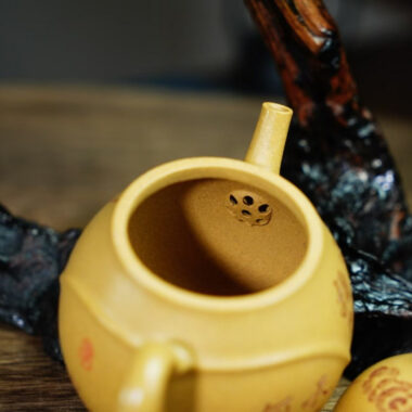 Full Handmade Yixing Zisha Teapot [Buddha Belly Pot] (Huangjin Duan Ni – 160ml)