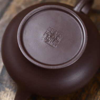 Full Handmade Yixing Zisha Teapot [Xu Bian Pot] ( Lao Zi Ni – 190ml)