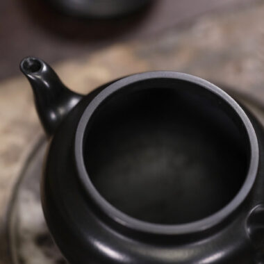 Full Handmade Yixing Zisha Teapot [Dabin Ruyi Pot] (Hei Ni – 210ml)