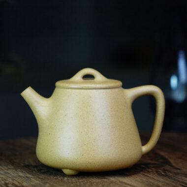 Full Handmade Yixing Zisha Teapot [Gao Shi Piao Pot] (Bensan Lu Ni – 210ml)