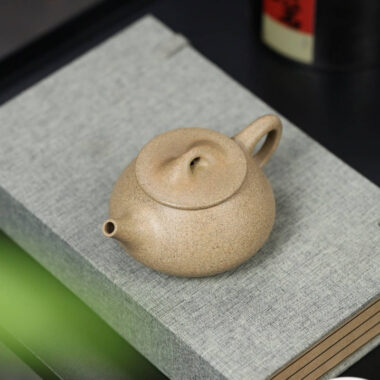 Full Handmade Yixing Zisha Teapot [Jingzhou Shi Piao Pot] (Zhima Duan Ni – 200ml)