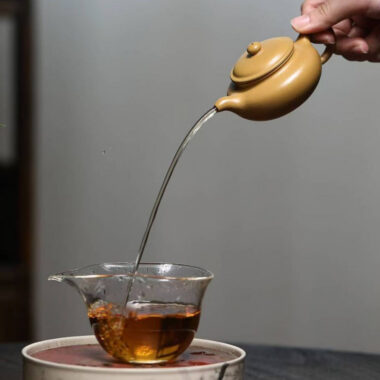 Yixing Zisha Teapot [Mini Fanggu Pot] (Huangjin Zhu Ni – 100ml)