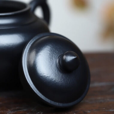 Full Handmade Yixing Zisha Teapot [Xiao Ying Pot] (Hei Ni – 280ml)