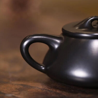 Full Handmade Yixing Zisha Teapot [Jingzhou Shi Piao Pot] (Hei Ni – 180/250ml)