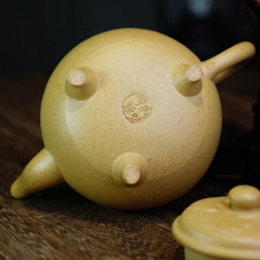 Full Handmade Yixing Zisha Teapot [Dabin Ruyi] (Bensan Lu Ni  – 200ml)